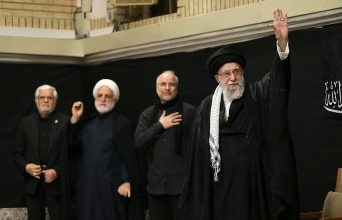خامنئي يظهر علنًا لأول مرة منذ أسابيع