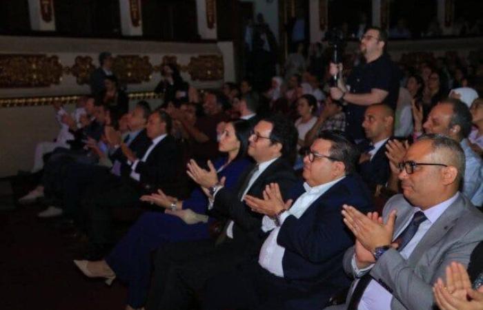 بالبلدي : وزير
      الثقافة
      يشهد
      افتتاح
      العرض
      المسرحي
      "الملك
      لير"