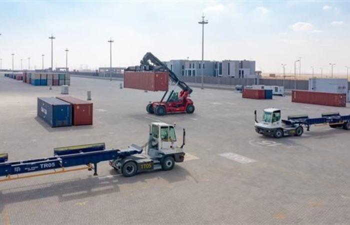 «النقل» تدعو المستثمرين للمشاركة في تطوير الموانئ الجافة والمناطق اللوجستية بمصر (صور)
