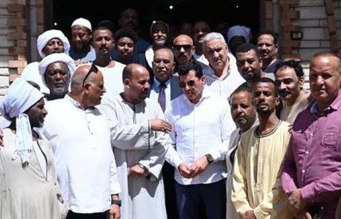 وزير الشباب والرياضة يلتقي مشايخ العبابدة بمدينة دراو بأسوان لبحث المتطلبات