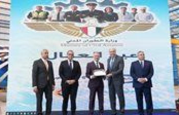 وزير الطيران المدني يُكرم 3 عاملين بالشركة القابضة للمطارات والملاحة الجوية