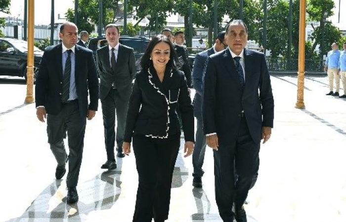 تكريم خاص لـ إبراهيم محلب.. رئيس الوزراء يكرم عددًا من الوزراء السابقين والحاليين لمرور 10 سنوات على "تكافل وكرامة"