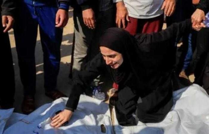 مشهد يفطر القلوب.. أمٌ وطبيبة فلسطينية تستقبل جثامين أطفالها التسعة في غزة