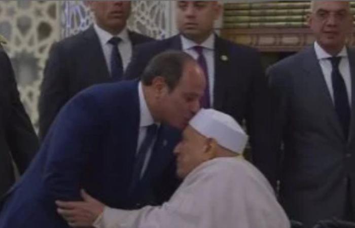 الرئيس السيسي يقبل رأس الدكتور أحمد عمر هاشم خلال أداء صلاة عيد الأضحى