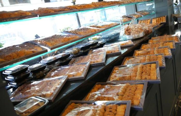 "حلويات عيد الأضحى" تجذب المغاربة وسط تنوع في العرض والأسعار