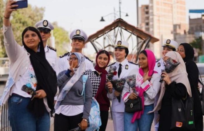 بالورود في الميادين.. وزارة الداخلية تشارك المواطنين الاحتفال بعيد الأضحى المبارك (فيديو وصور)