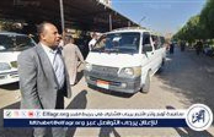 رئيس مركز نجع حمادي يتفقد مجمع مواقف الأجرة ويستجيب لشكاوى المواطنين بشأن نقص السيارات