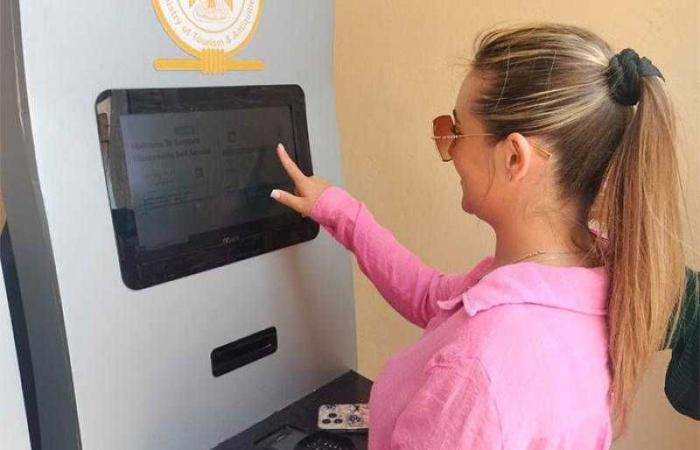 تشغيل ماكينات الخدمة الذاتية لشراء تذاكر زيارة منطقة سقارة الأثرية
