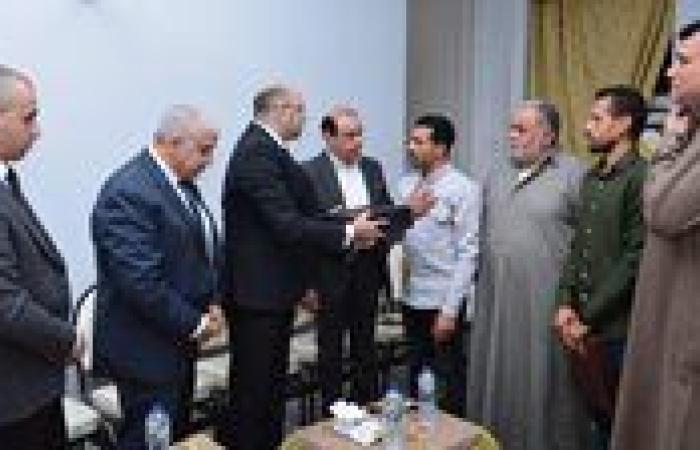 وفد حماة الوطن يقدم واجب العزاء في وفاة شهيد الشهامة بالشرقية