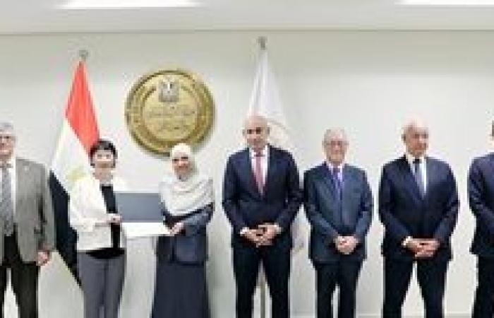 وزير التعليم ونائب رئيس "جايكا" يكرمان الدفعة الرابعة من مدربي " التوكاتسو "