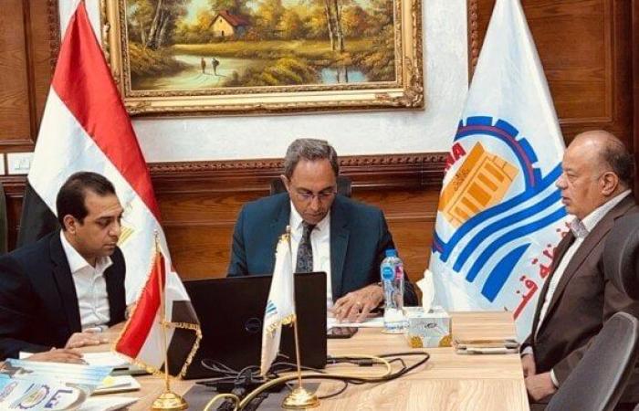 عبر الفيديو كونفرانس.. محافظ قنا يتابع ملفات تقنين أراضي الدولة ومخالفات البناء