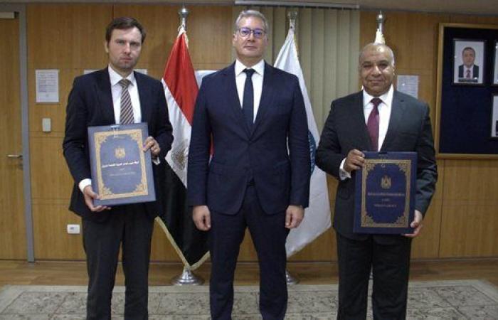 وزير البترول يشهد توقيع اتفاقية للبحث عن البترول واستغلاله بمنطقة جنوب وادي السهل