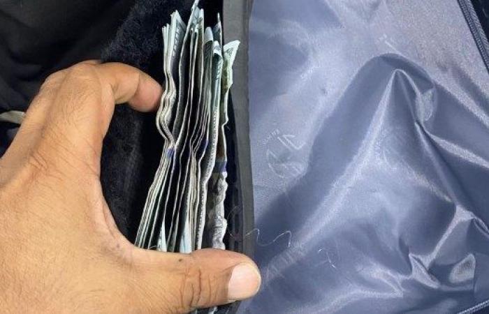 أجهزة الجمارك تحبط محاولة تهريب دولارات داخل "شبشب" فى طرد قادم من المغرب