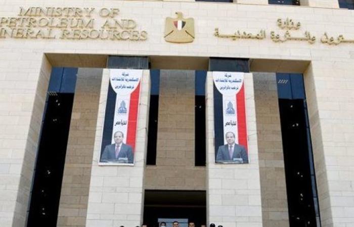 انقلاب بارج بحري بجبل الزيت.. وانتقال وزيري البترول والعمل للموقع