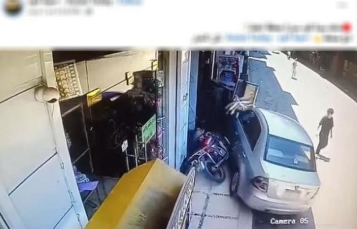 الداخلية تكشف ملابسات فيديو اصطدام سيارة تقودها سيده بفاترينة ودراجة نارية في أسيوط