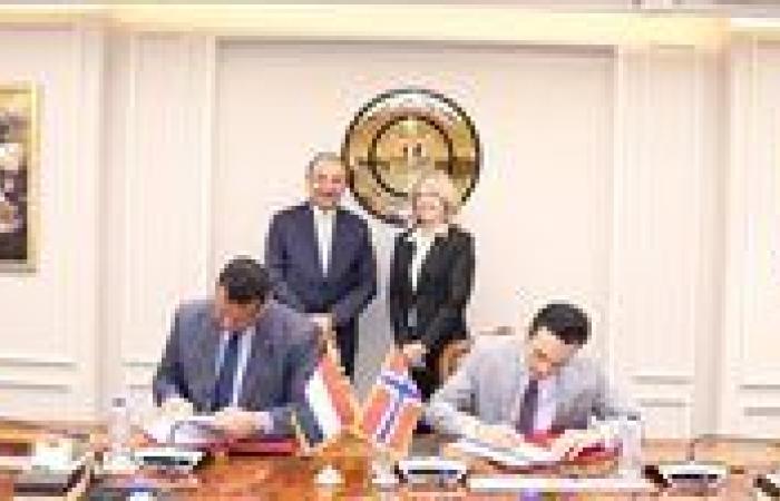 وزير قطاع الأعمال وسفيرة النرويج بالقاهرة يشهدان توقيع اتفاق بين "مصر للألومنيوم" وشركة المشروع التابعة ل "سكاتك" المنفذة للمحطة الشمسية لمجمع الألومنيوم بنجع حمادي