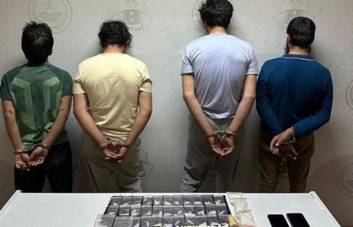 القبض على 4 أشخاص لترويجهم كمية من مادة الميثامفيتامين المخدر بالمدينة المنورة