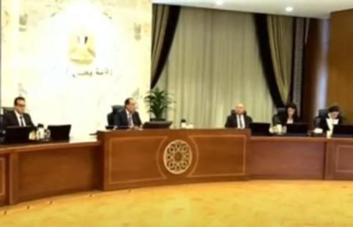 وزير الاتصالات يوضح سبب امتداد نيران حريق سنترال رمسيس بأسرع من المعتاد