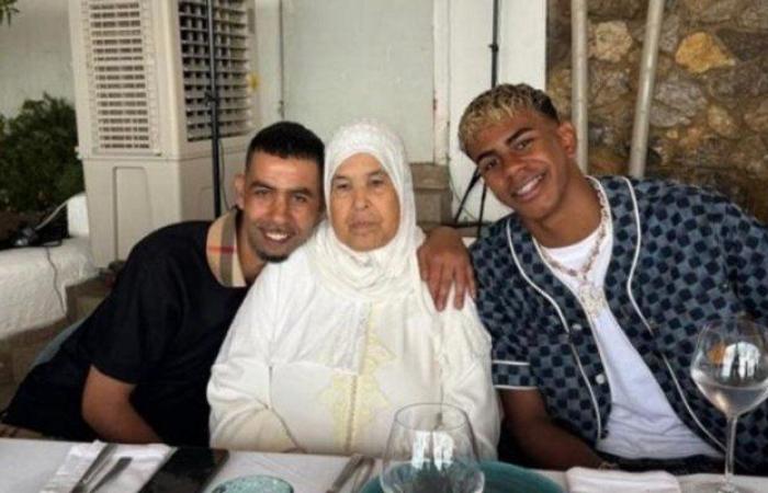شاهد.. لامين يامال يحتفل بعيد ميلاده الـ 18 مع عائلته