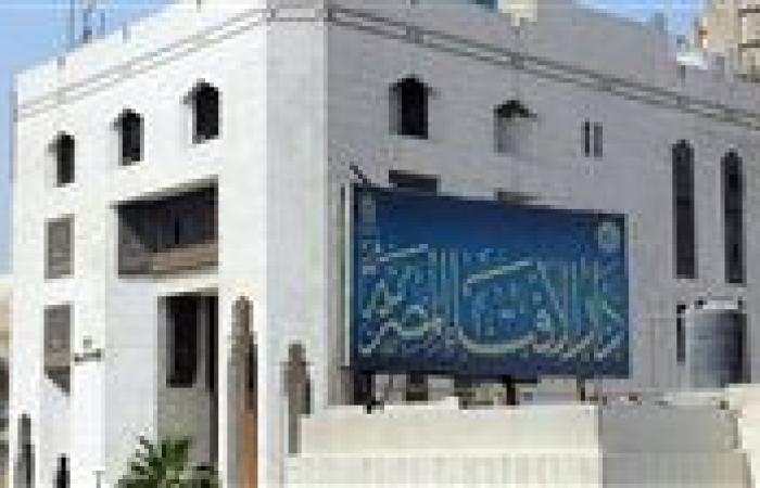 ما كيفية المساواة في الصف بين المصلي قائمًا والجالس على الكرسي؟.. الإفتاء تجيب
