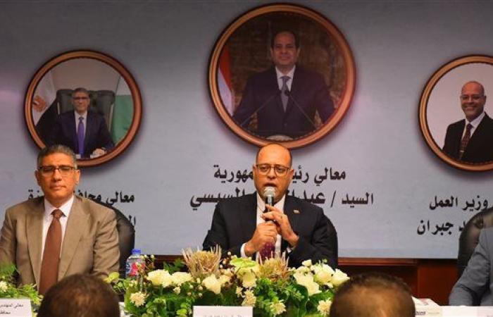 جبران يسلم 40 عقد عمل لذوي الهمم.. ويؤكد: لا عمالة أجنبية بدون ترخيص