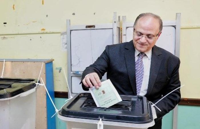رئيس هيئة الدواء المصرية يُدلي بصوته في انتخابات الشيوخ