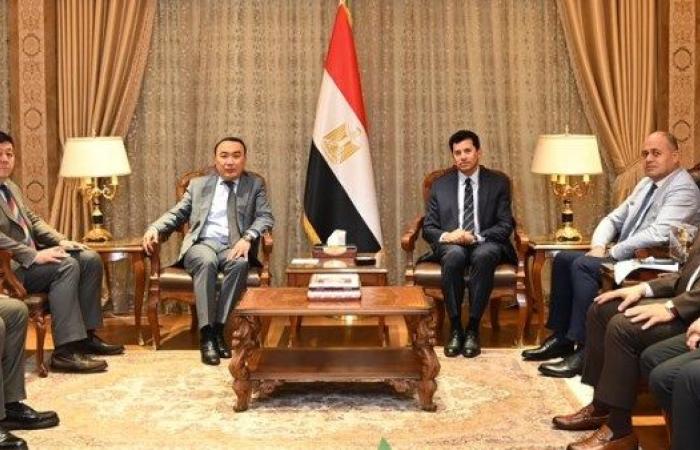 وزير الشباب والرياضة يلتقى سفير كازاخستان لبحث التعاون الثنائى