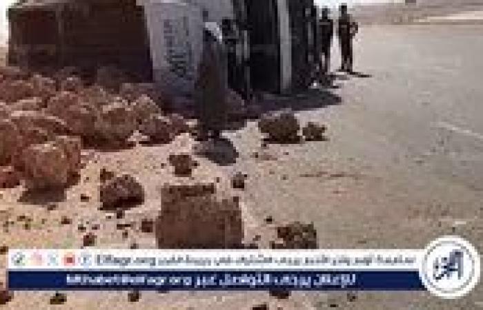 انقلاب سيارة محملة بالحجارة أمام قرية الزيات بمرسى مطروح
