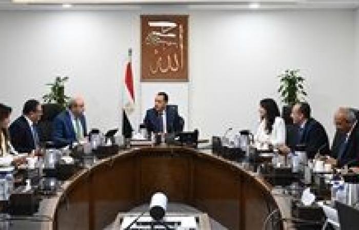 رئيس الوزراء يتابع الموقف التنفيذي لمشروع "مبنى 4" بمطار القاهرة الدولي
