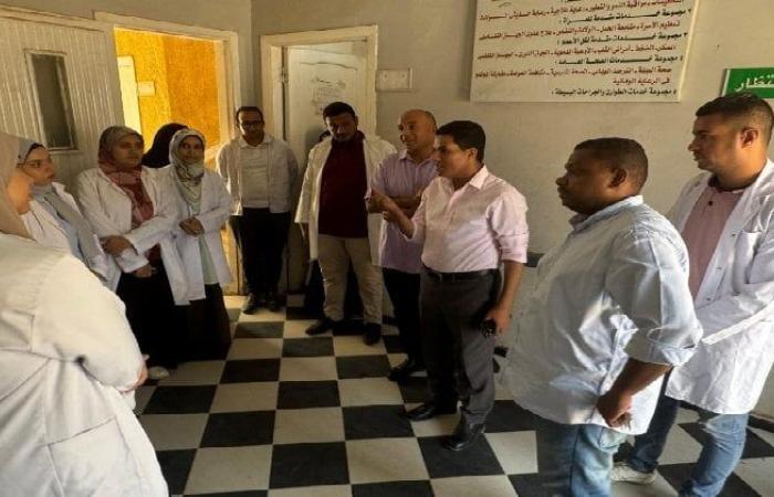 مدير صحة الأقصر يتفقد قافلة طبية شاملة بمركز شباب النجوع بإسنا