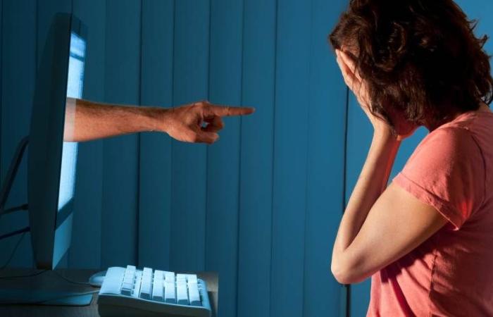 ابتزاز باسم الحب.. طالبة ثانوي تقع ضحية حبيبها وجارها بعد تصويرها خلسة وتهديدها بالفضيحة