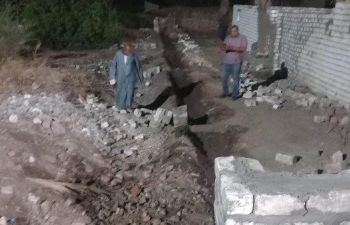 إزالة سور في المهد بطريق الحزام الأخضر بنطاق حي شمال بمدينة الأقصر