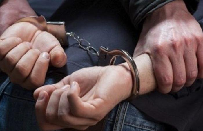 ضبط سائق تاكسي متهم بالاستيلاء على حقيبة سيدة في الجيزة