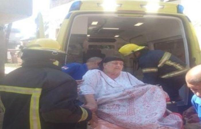 بعد بلاغ من نجلها.. الأمن يساعد في نقل مسنّة لتلقي العلاج بالبحيرة