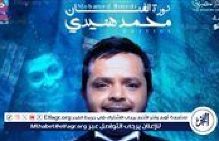 أحمد السقا يسلم محمد هنيدي تكريمه في ختام مهرجان الإسكندرية المسرحي الدولي