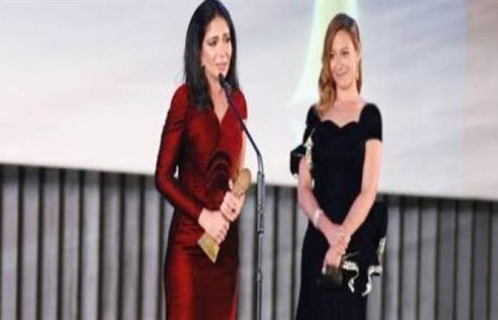 "مخلصة للمهنة".. منى زكي تهنئ منة شلبي بعد الإعلان عن تكريمها بمهرجان الجونة
