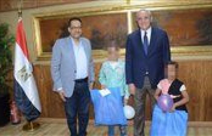 محافظ الغربية يسلم طلاب الأسر الأولى بالرعاية الزي المدرسي ويسدد مصروفاتهم