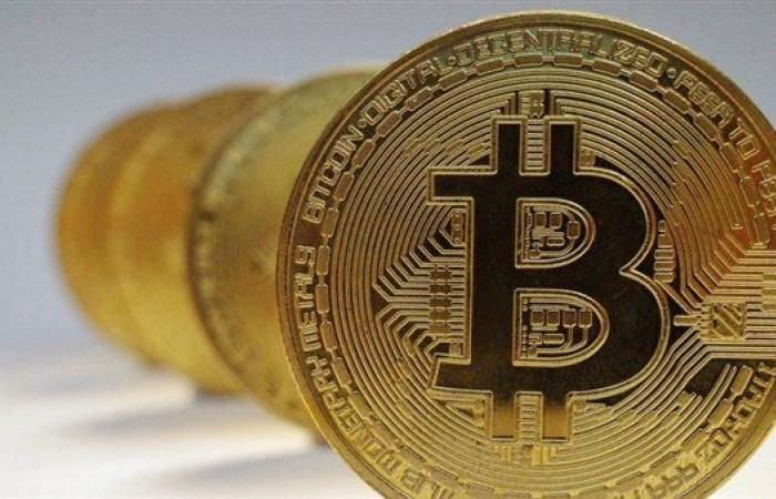 تراجع أسعار العملات المشفرة مقابل الدولار.. والإيثريوم تهبط بنحو 4%