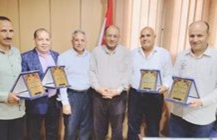 وكيل وزارة الزراعة بالبحيرة يكرم 4 مهندسين زراعيين لتميزهم خلال شهر سبتمبر