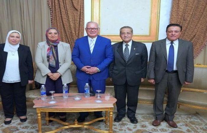 كلية الألسن جامعة عين شمس تحتفل بتخرج دفعة جديدة من طلابها