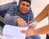 قاضي يساعد مسنة علي الإدلاء بصوتها في انتخابات مجلس الشيوخ ببيلا في كفر الشيخ