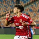 "بالمقص".. إمام عاشور يمازح شقيق زوجته لاعب الزمالك السابق (فيديو)