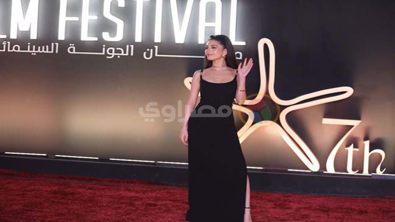 الأسود يليق بها.. مايان السيد تتألق بإطلالتها في افتتاح الجونة السينمائي