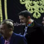 بالصور.. أحمد عز يواسي حسين فهمي في عزاء شقيقه مصطفى فهمي