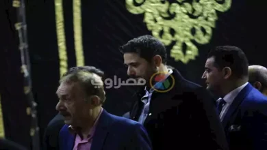 بالصور.. أحمد عز يواسي حسين فهمي في عزاء شقيقه مصطفى فهمي